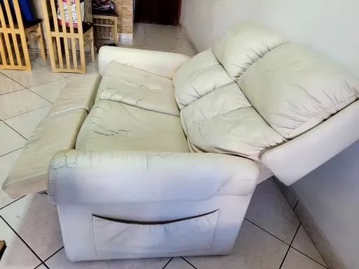 Sofá em courino cor bege, reclinável, 2 lugares - Foto 2