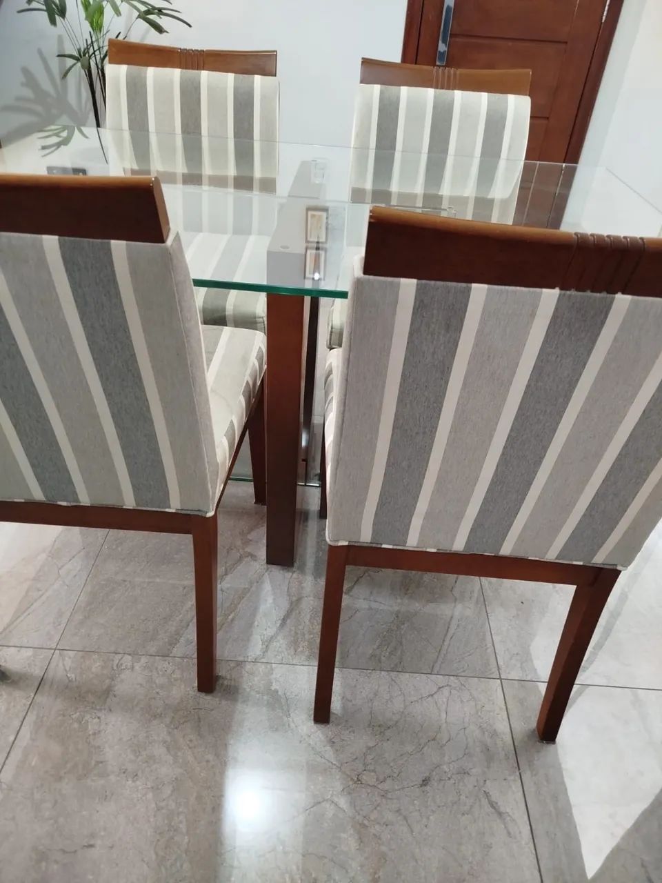 Mesa de mogno com tampo de vidro + cadeiras estofadas