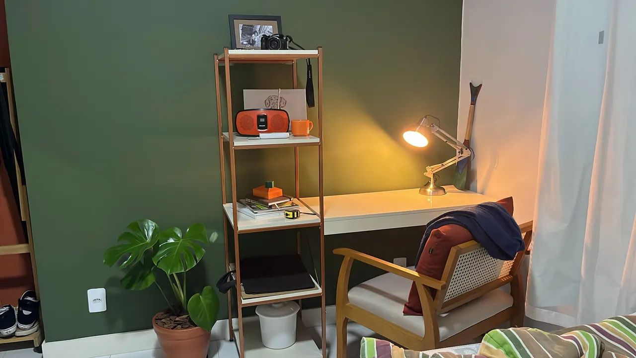 mesa de escritório com prateleira 