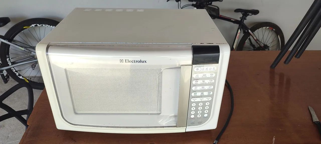 Microondas Eletrolux 31 litros seminovo. Ótimo estado de conservação. Funciona perfeito.