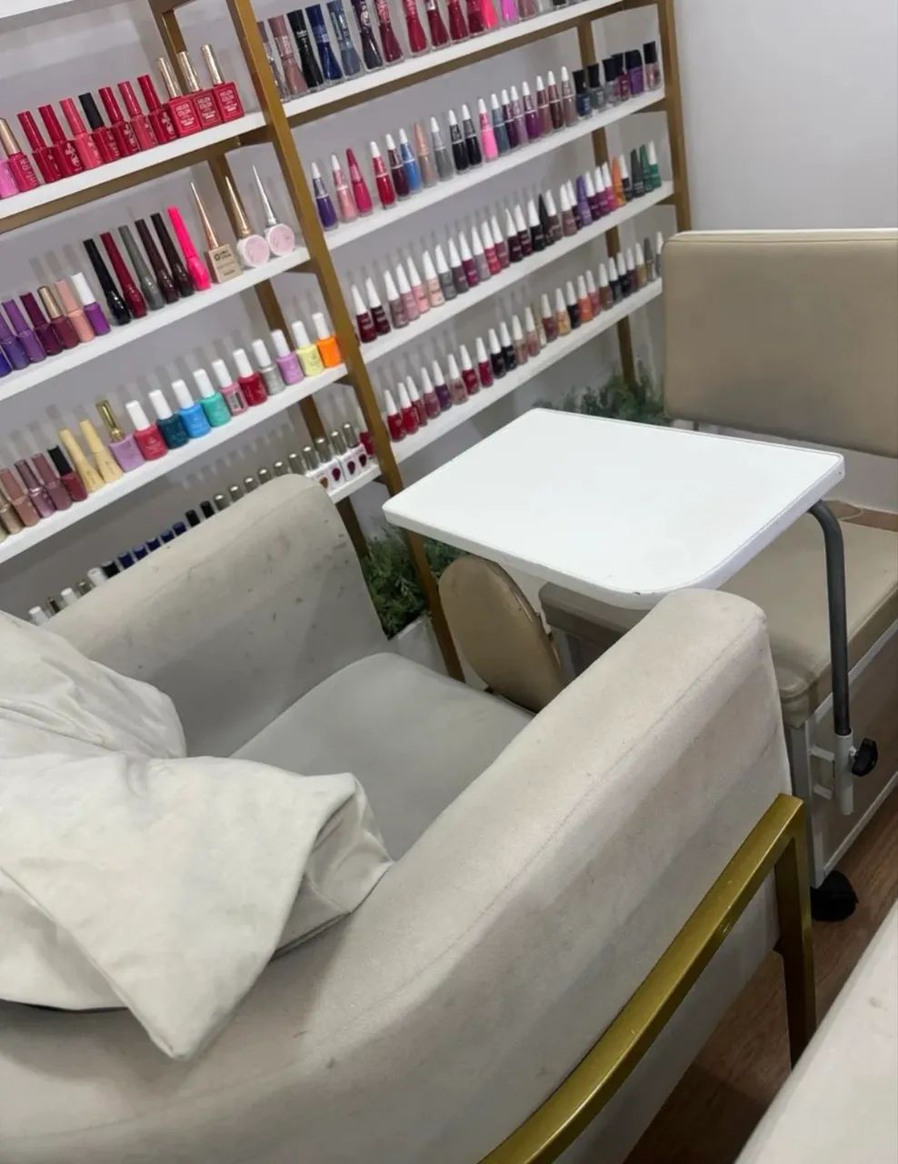 Poltrona para cliente + ciranda para manicure em ótimo estado de conservação.