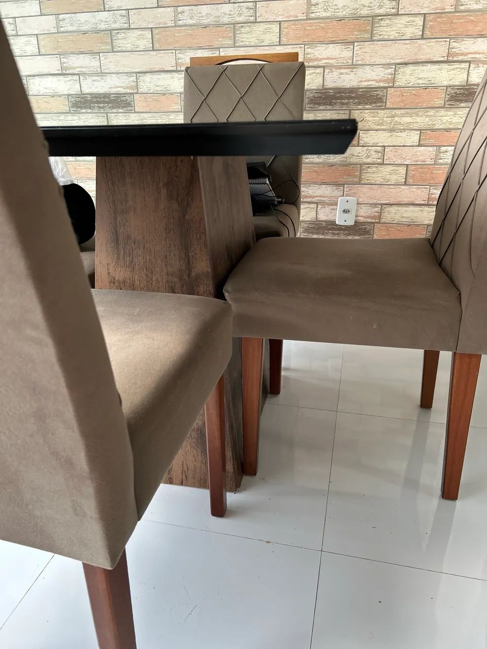 VENDO MESA COM 4 CADEIRAS - Foto 4