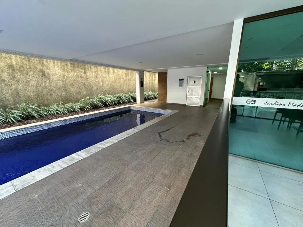 Apartamento Altíssimo Padrão Totalmente Reformado com 4 Quartos e 4 Suítes + 158m2 com laz - Foto 3