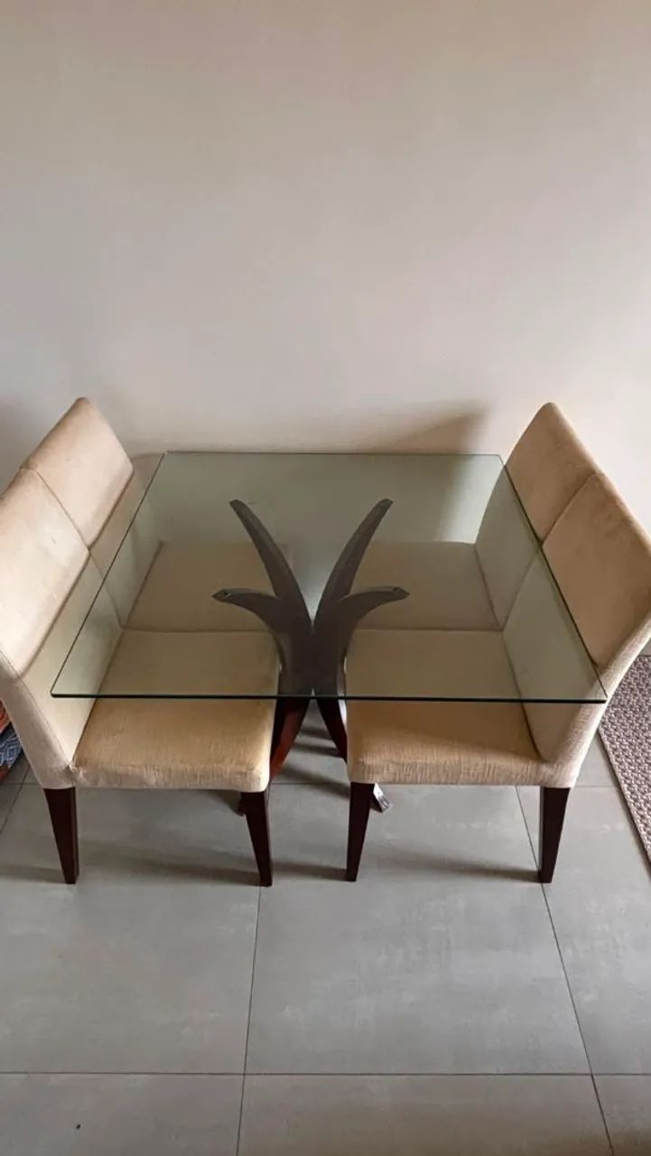Vendo mesa com tampo de vidro com 4 cadeiras com estofado. - Foto 2