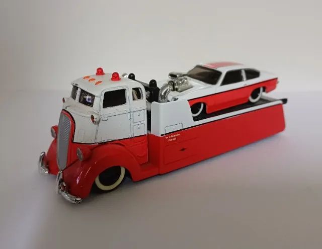 Maisto Ford Coe Flatbed + 1971 chevrolet Vega