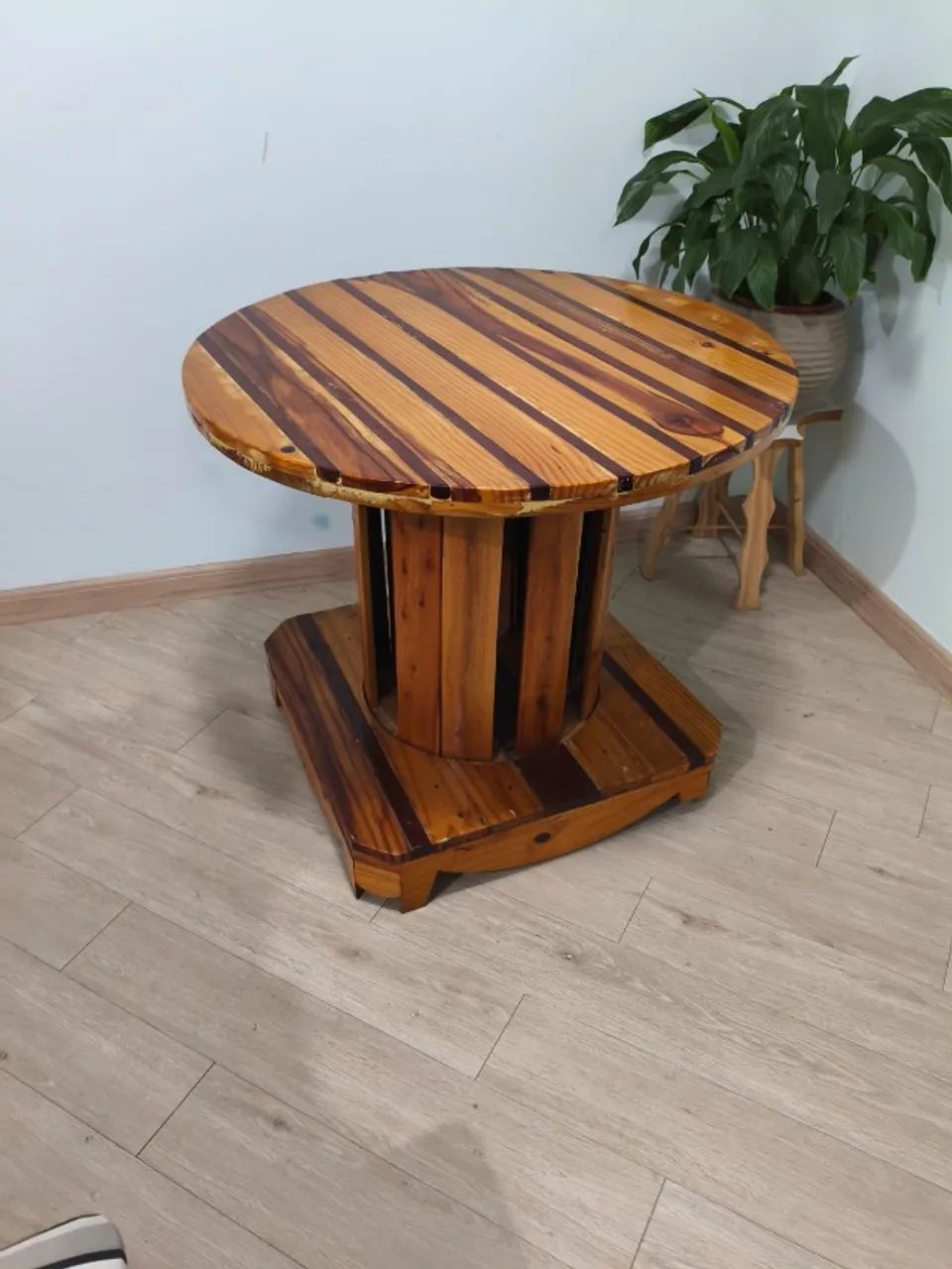 Mesa em Madeira com Acabamento Artesanal  - Foto 5