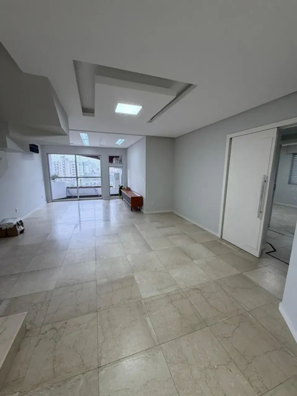 Ampla Cobertura Reformada e Mobiliada no Centro de Criciúma - Foto 4