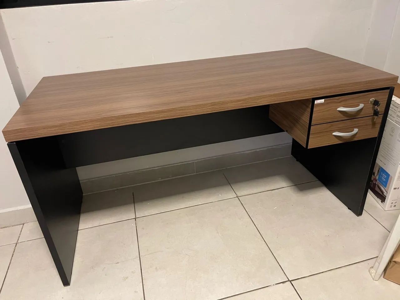 MESA DE ESCRITORIO 1.50x0.70 COM GAVETAS NOGAL - LOJA IKONMIXOFFICE  - Foto 2