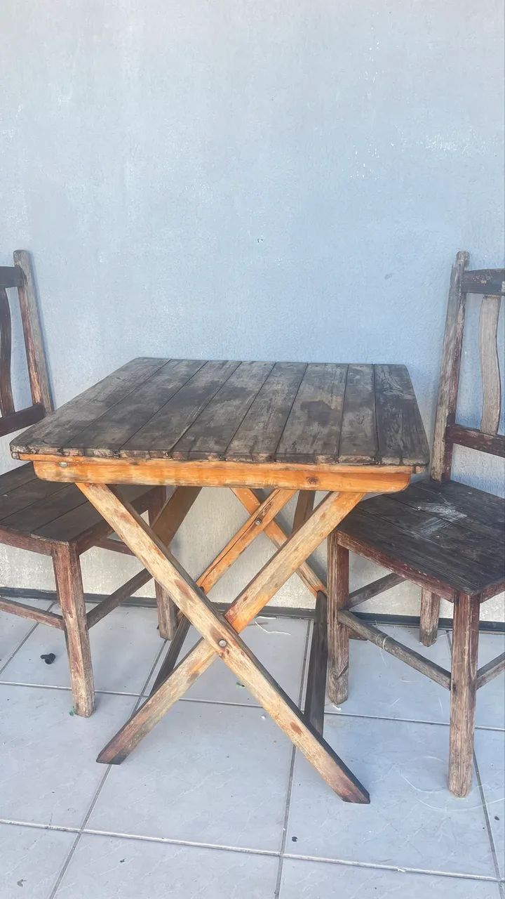 Mesa de madeira com 2 cadeiras 