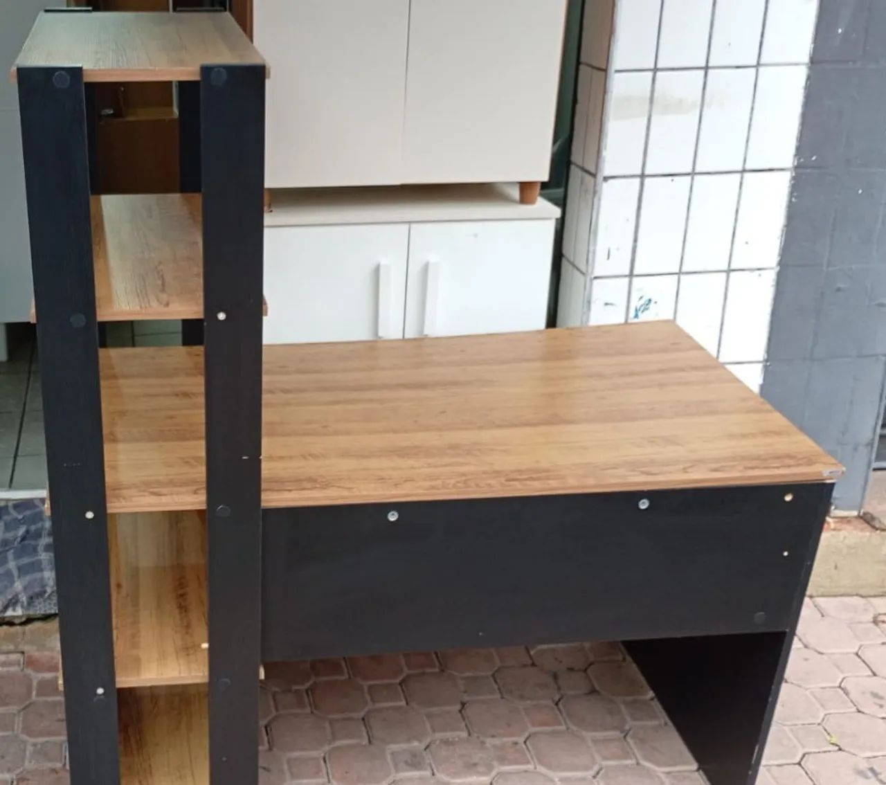 Mesa de estudos com livreiro