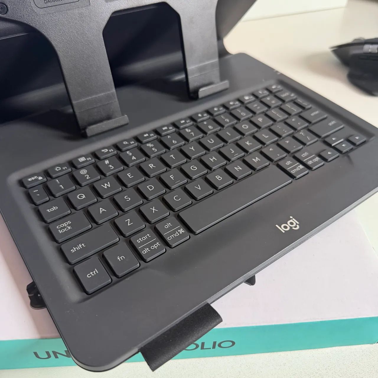 Capa Teclado Logitech Universal Folio - Foto 4