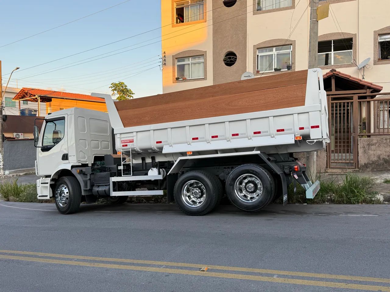 Volvo Vm 270 com Bascula zero Rosset  - Foto 2