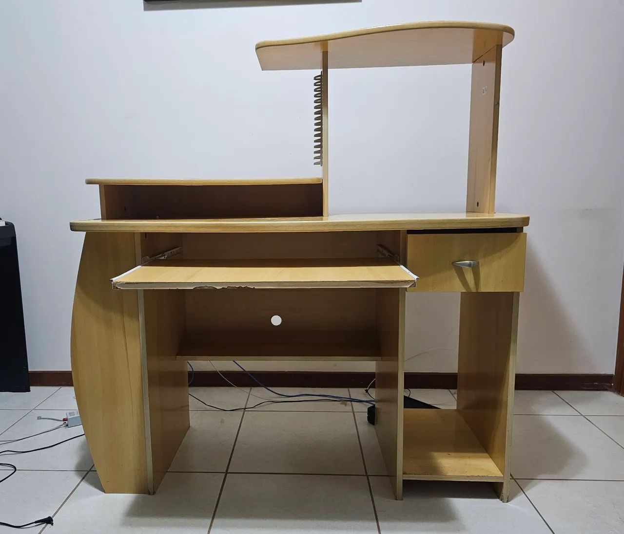 Escrivaninha completa com gaveta, compartimentos, prateleira