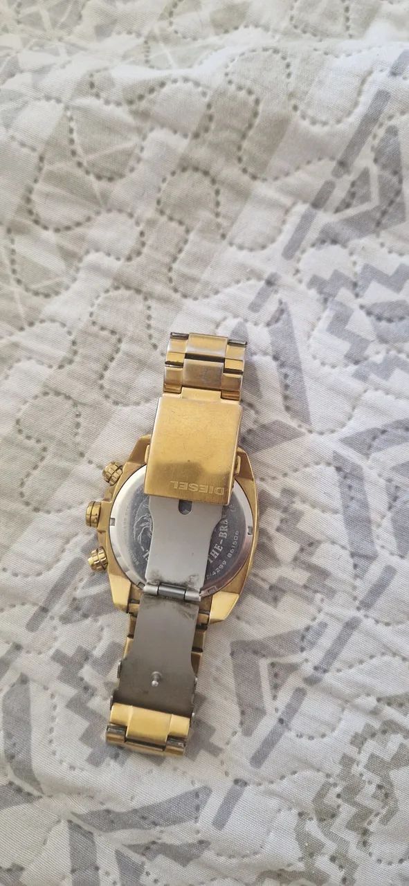 Relógio diesel dourado  - Foto 4