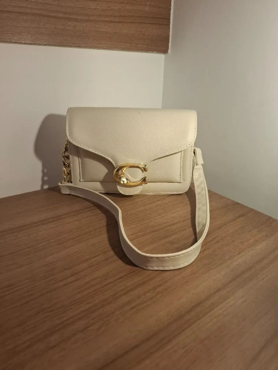 Bolsa Tiracolo Off-White com Fivela Dourada - Foto 2