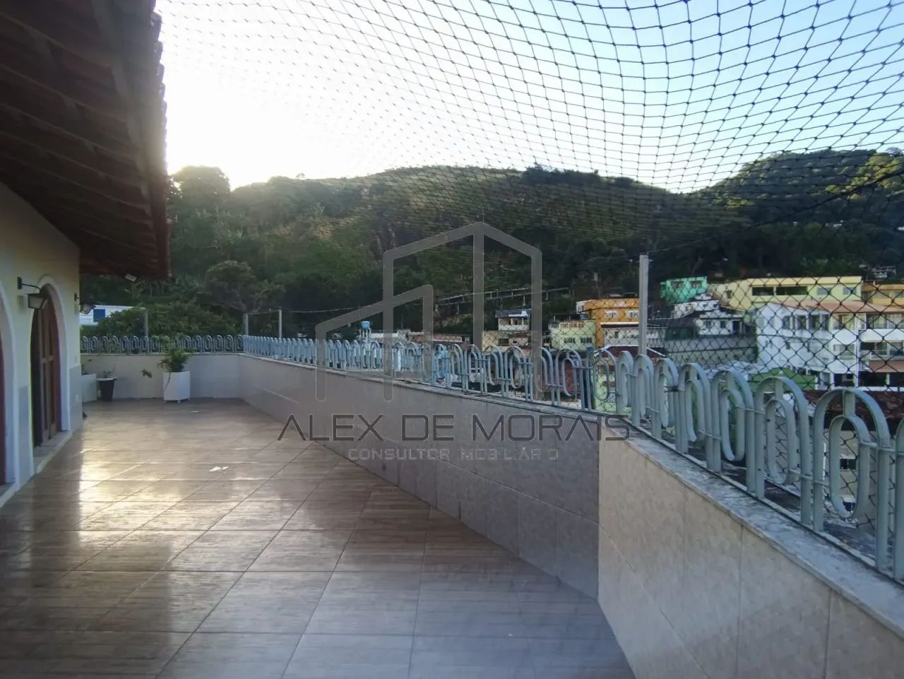 Excelente cobertura com 5 quartos e uma varanda que circunda o apartamento com uma area go