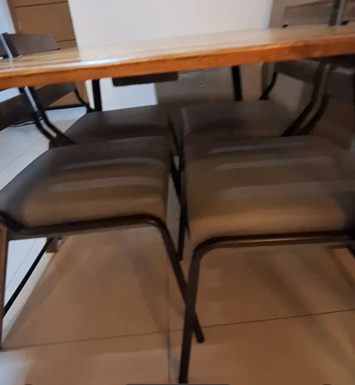 Jogo de 4 cadeiras com linda mesa rústica.  - Foto 3