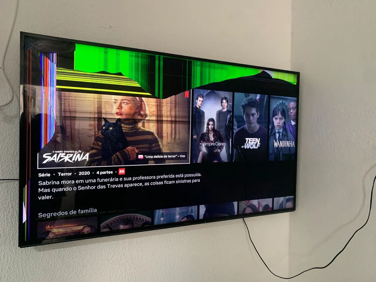 TV 68 polegadas com defeito na tela,mas funcionando troco por iPhone 