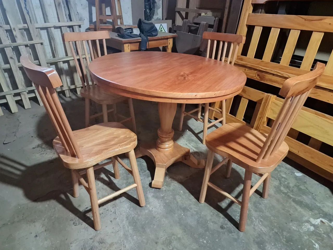 Mesa de jantar redonda com 4 cadeiras de madeira de lei - Foto 4