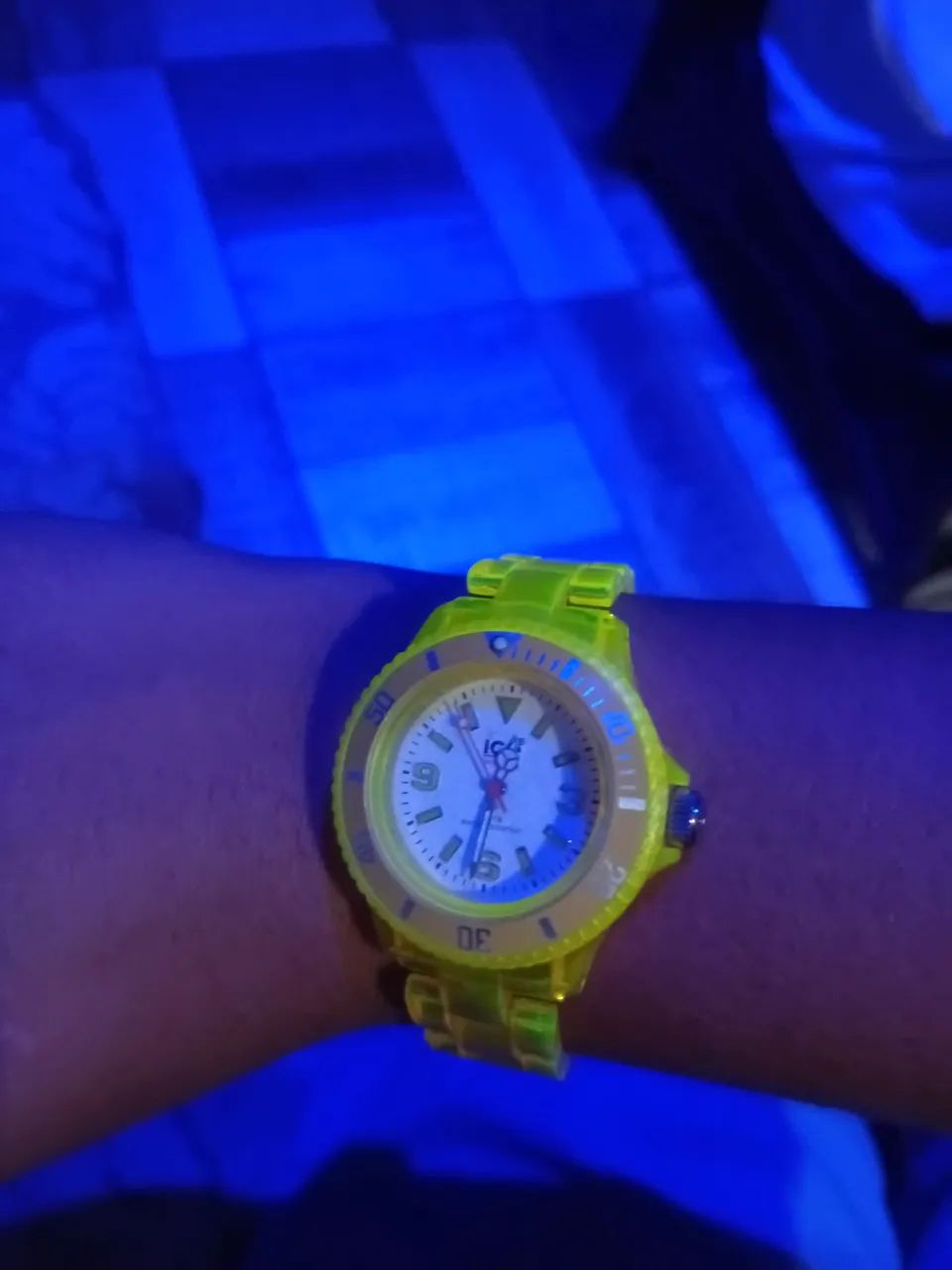 Relógio amarelo neon  - Foto 4
