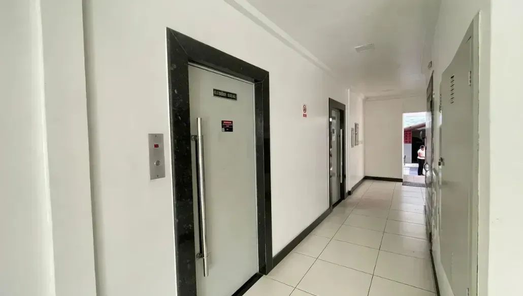 ALUGO APTO COM 2 QUARTOS MAIS DEPENDENCIA E COM VAGA DE GARAGEM NA CIDADE VELHA - Foto 4