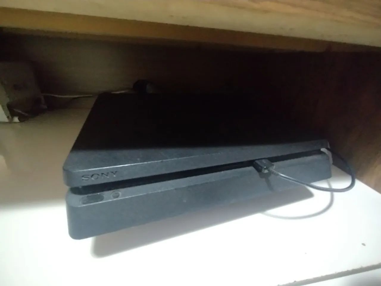 Vendo PS4 slim 1tb (2 controles) - Foto 3