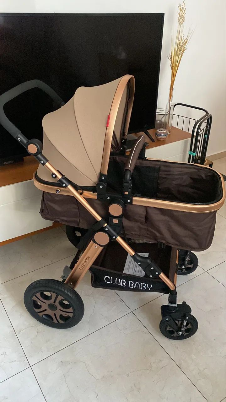 Carrinho de bebê Club Baby Marrom Dourado. 