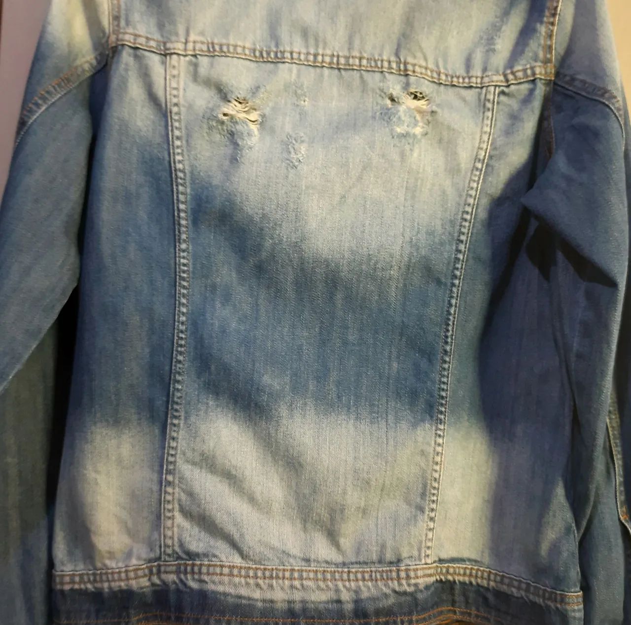 Jaqueta jeans  destroyed azul lavado - Foto 5