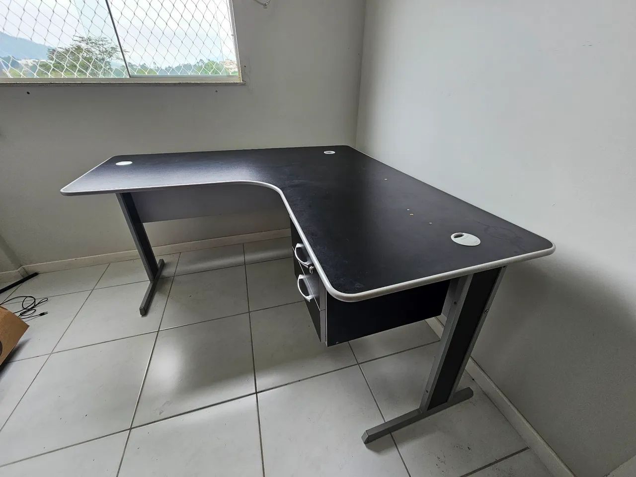 Mesa de Escritório em Canto (L) - Robusta, Estável e com Gaveta de Chave - Foto 2