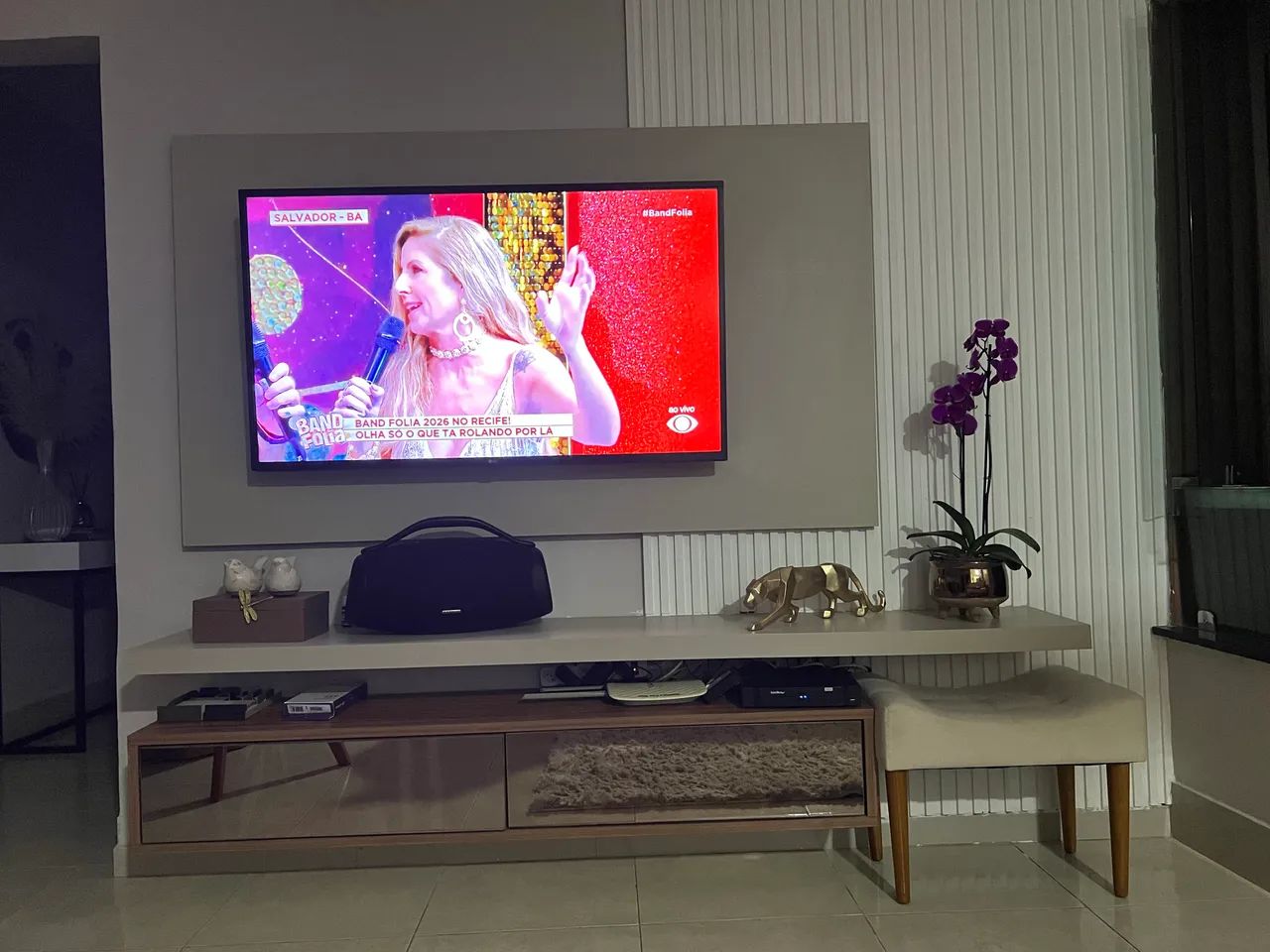 Vendo Rack lindo com painel e banquinho  - Foto 2