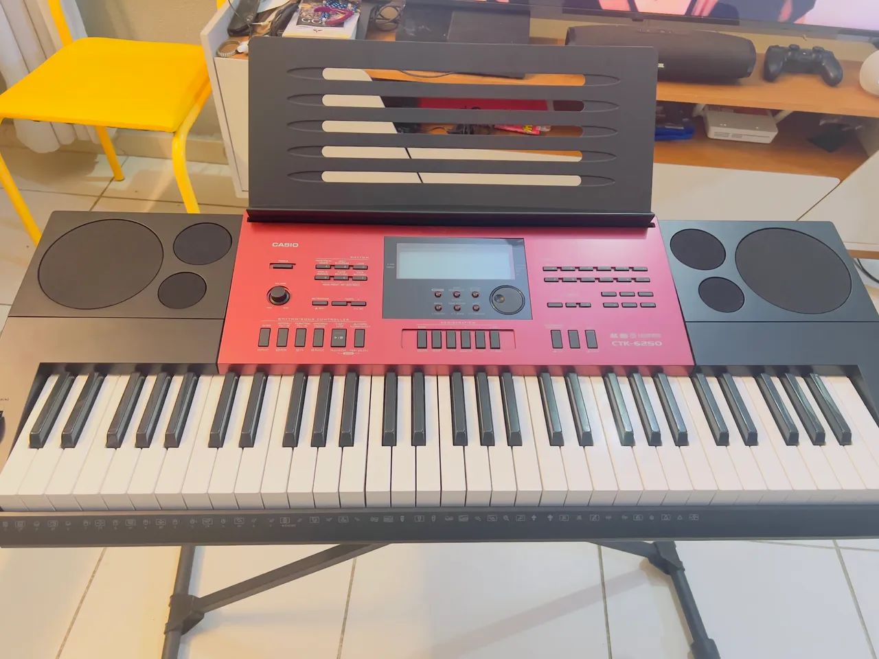 Vendo teclado com acessórios em perfeito estado. - Foto 2