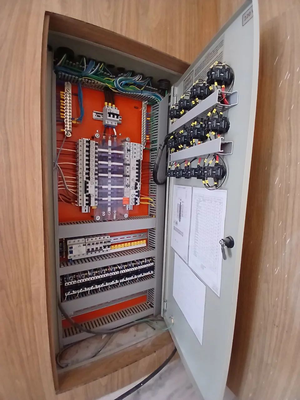 Eletricista *  - Foto 2
