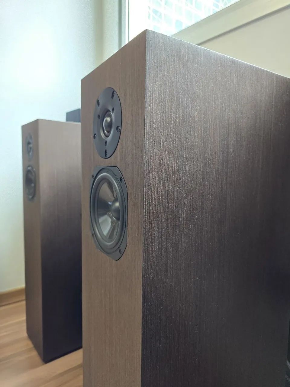 Caixas acústica Torre excelente construção Aurum e Vifa