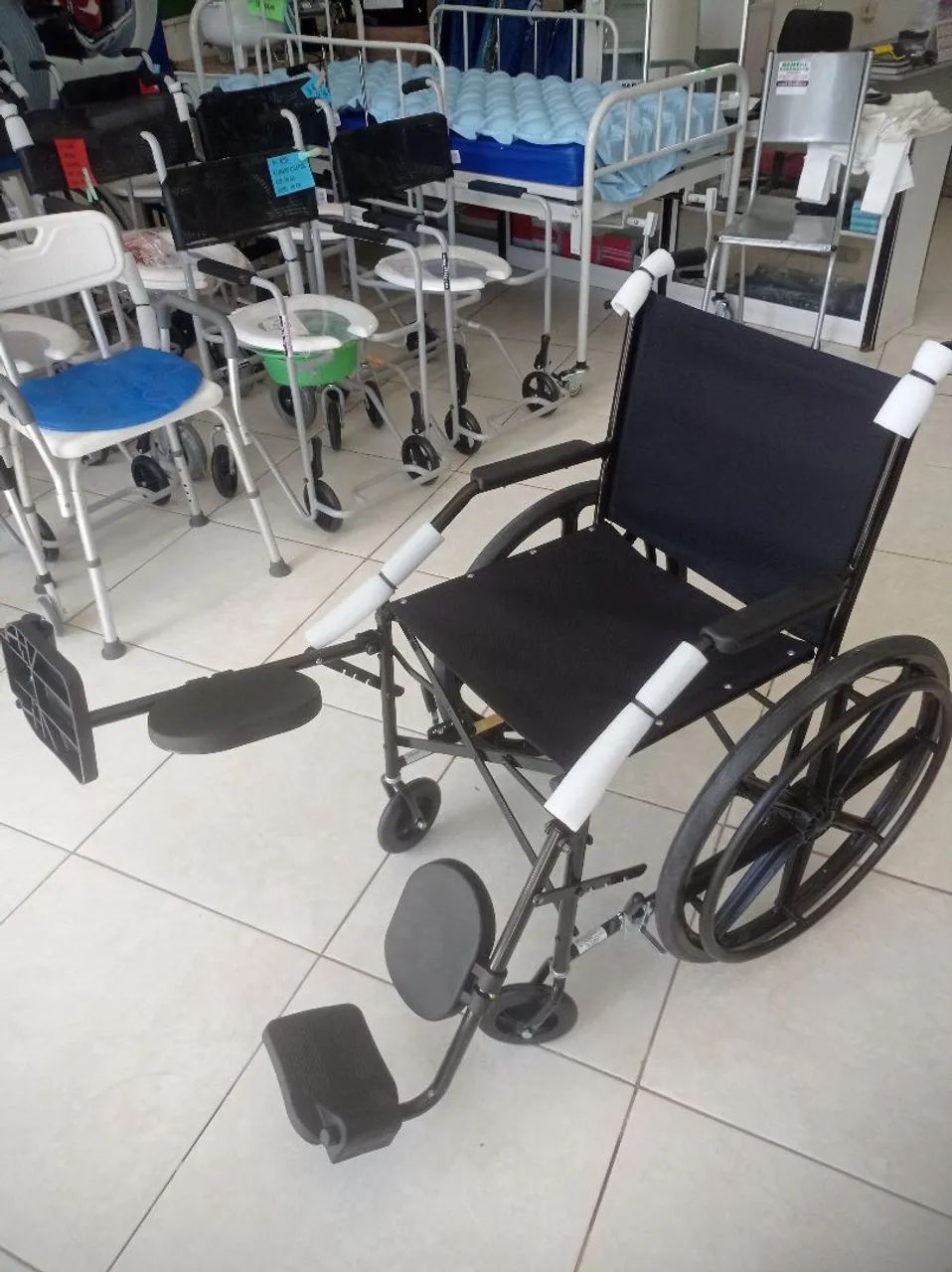 Cadeira de rodas c elevação das pernas.