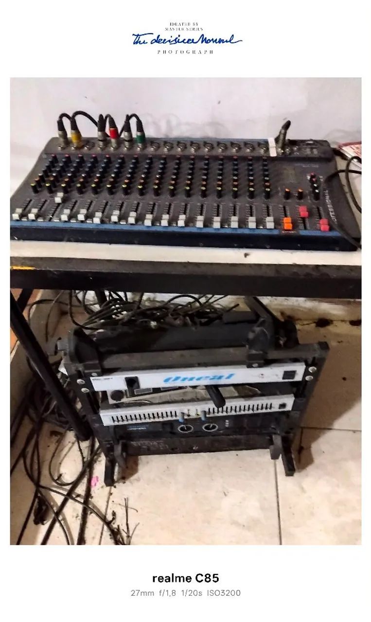 Vendo esse  tem essa mesa completa e mas 4 caixas 