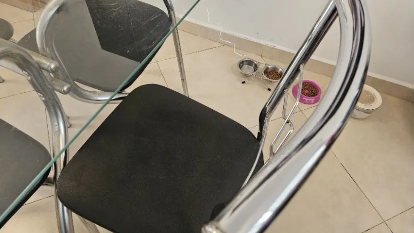 Mesa de jantar com tampo de vidro e 4 cadeiras inox - Foto 2