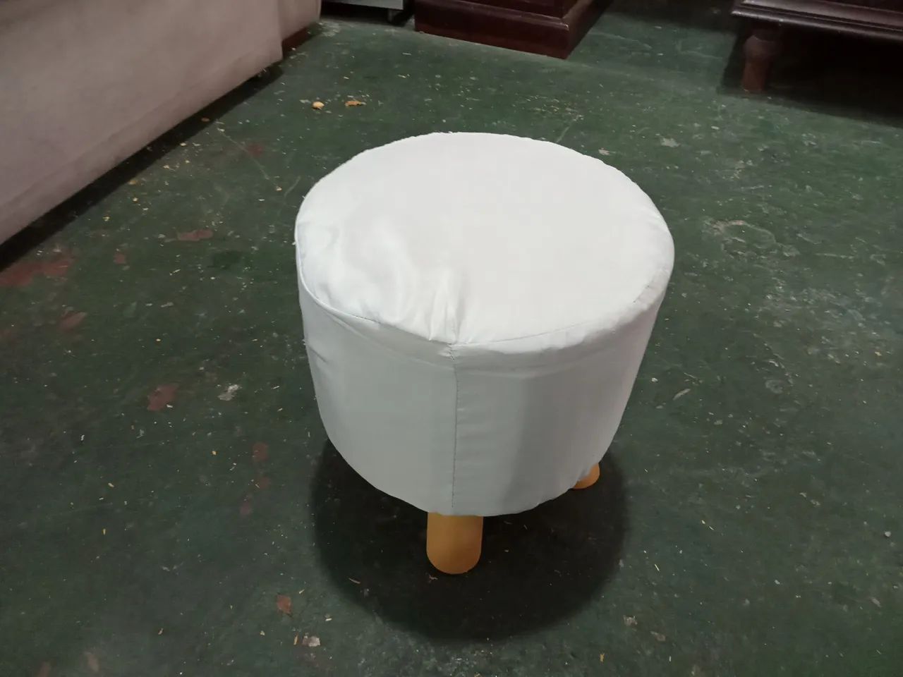 Puff/Banqueta Branca Pés Palito - Foto 4