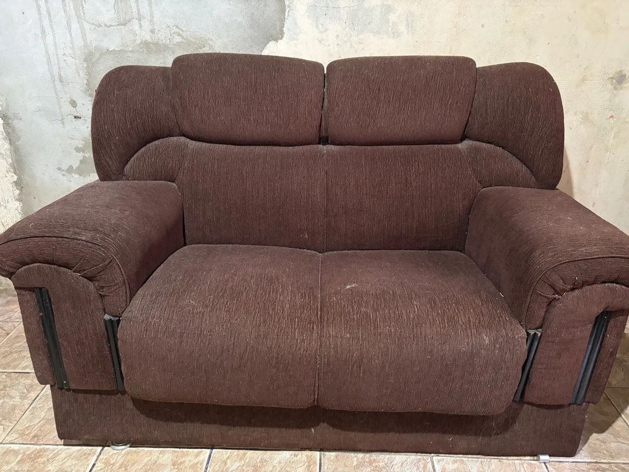 VENDO SOFÁ DOIS LUGARES MARROM - Foto 2