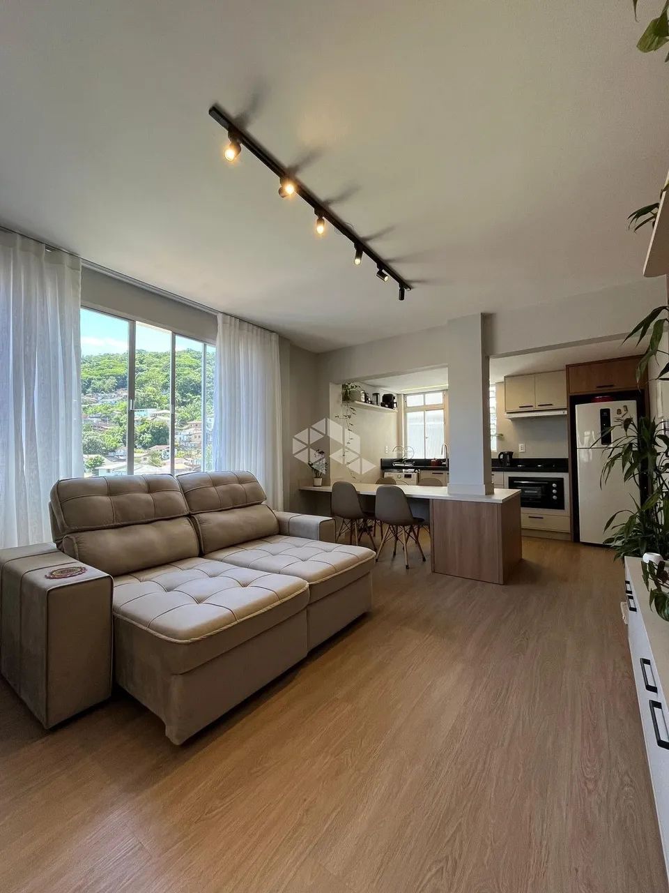 APARTAMENTO MOBILIADO E REFORMADO À VENDA NO CENTRO DE FLORIANÓPOLIS COM 2 QUARTOS E VISTA - Foto 2