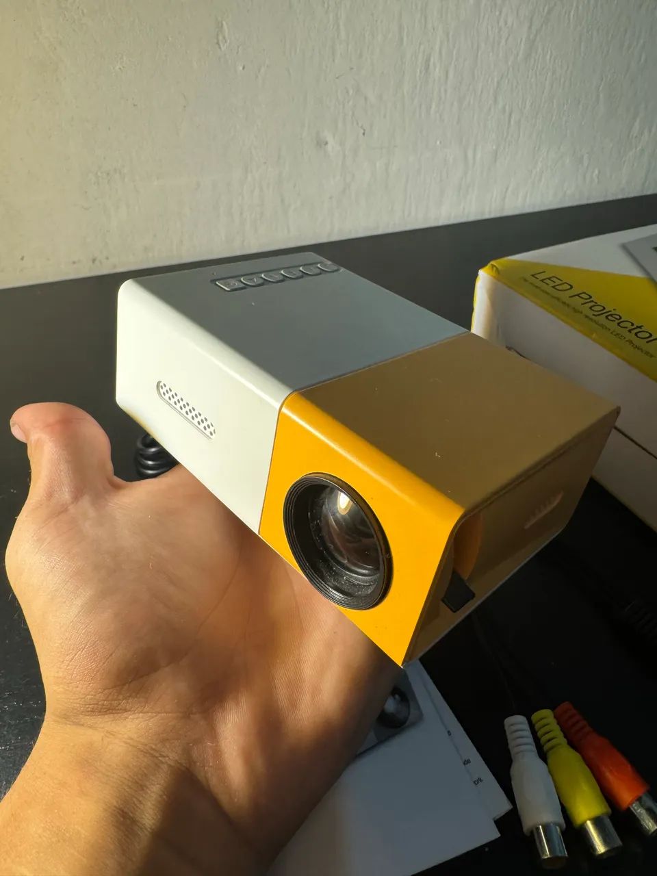 Mini projetor YG300 1080p usado Impecável - Foto 4