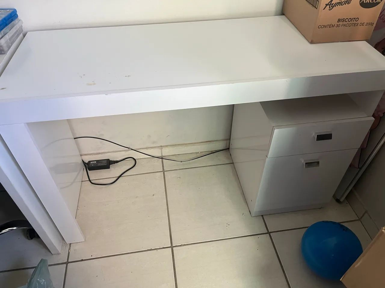 Mesa escritório/ penteadeira com cadeira semi novos - Foto 4
