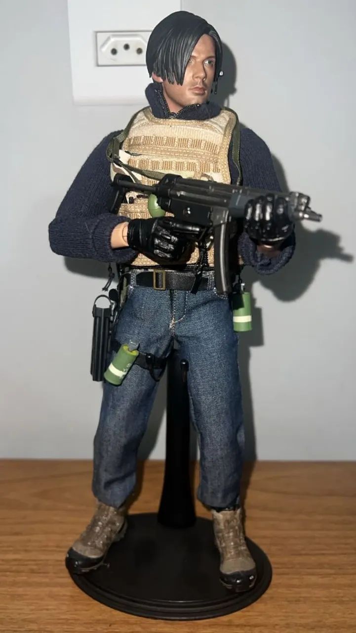 Resident Evil Damnation - Leon Scott Kennedy - Custom 1/6