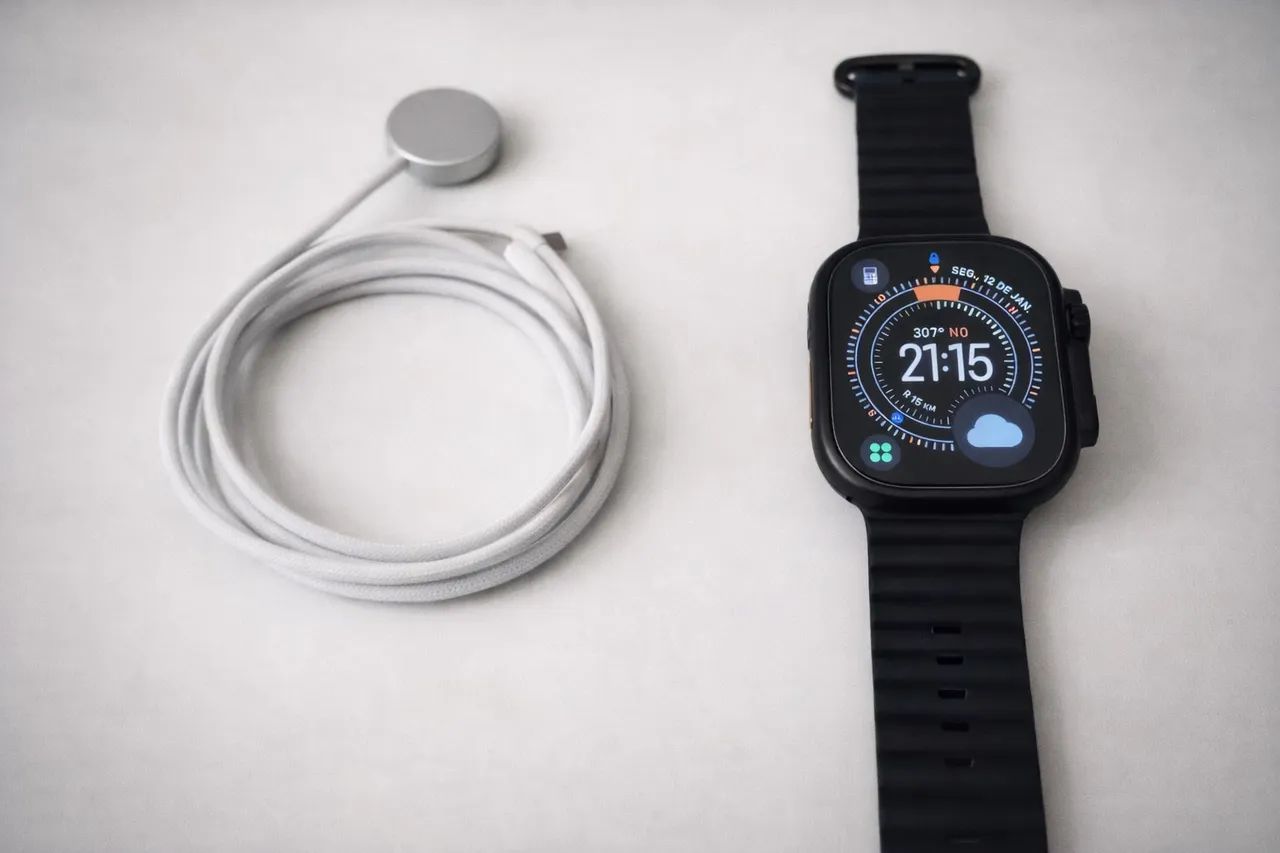 Apple Watch Ultra 3 GPS + Cellular - Caixa preta de titânio - 49 mm  - Foto 2