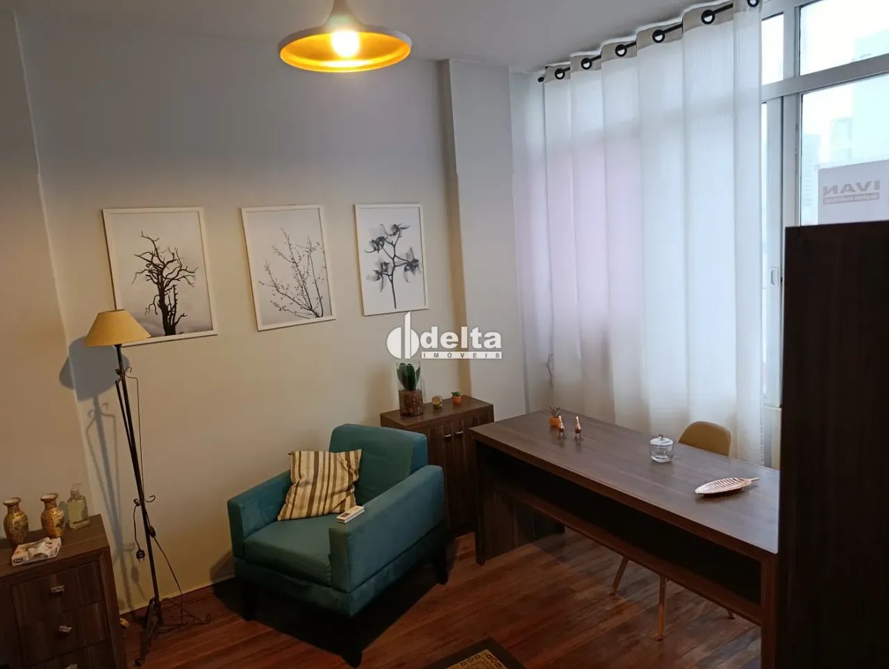Sala mobiliada disponível para locação no bairro Centro em Uberlândia-MG.