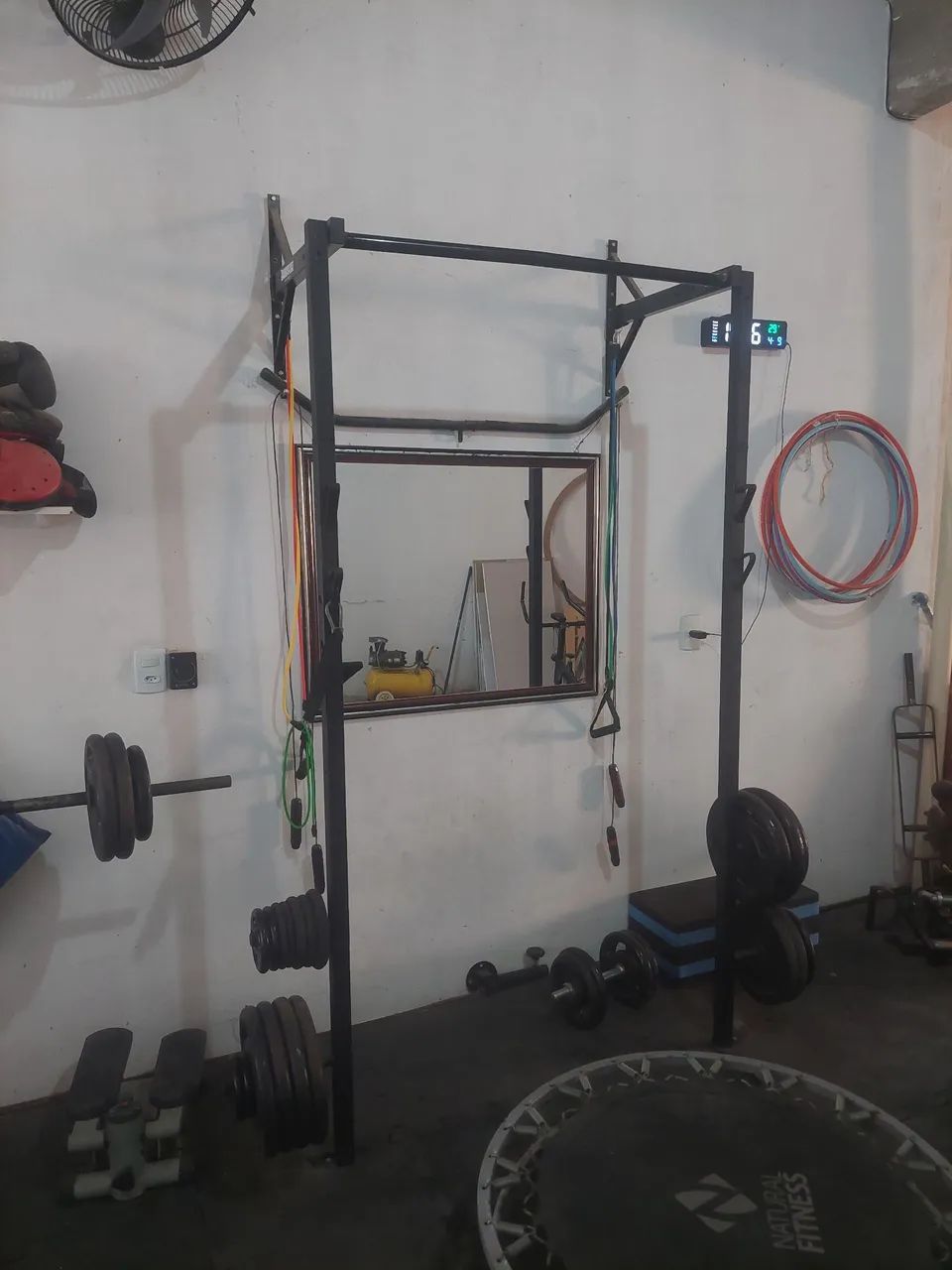 Gaiola de agachamento com barra fixa e suporte para anilhas  - Foto 2