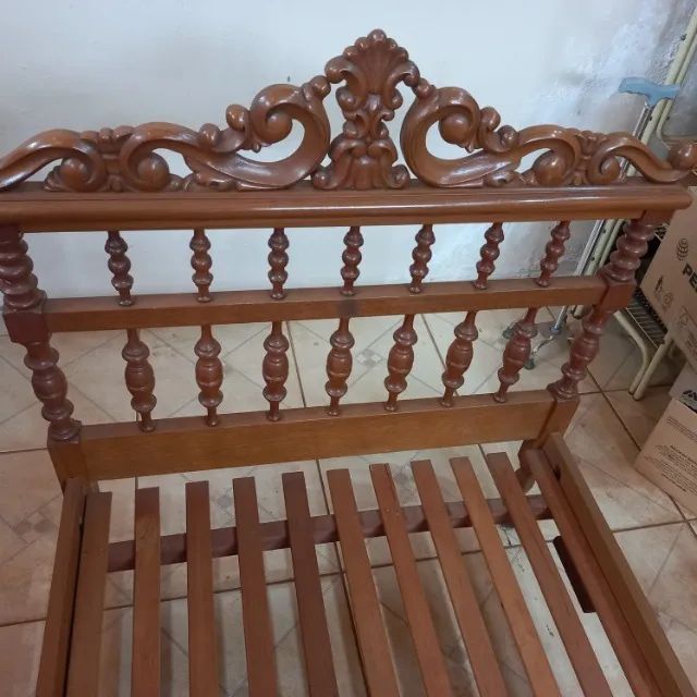Vendo cama de solteiro de imbuia semi nova uso. Parcelo pagamento.