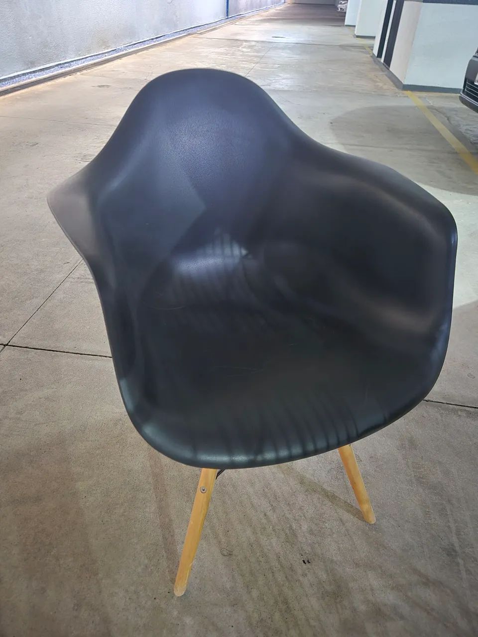 Cadeira Eames com braço. Preta.