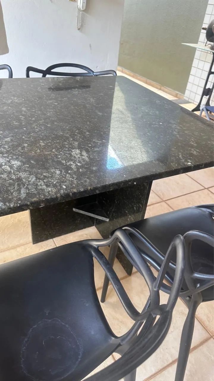 Mesa de granito com cadeiras
