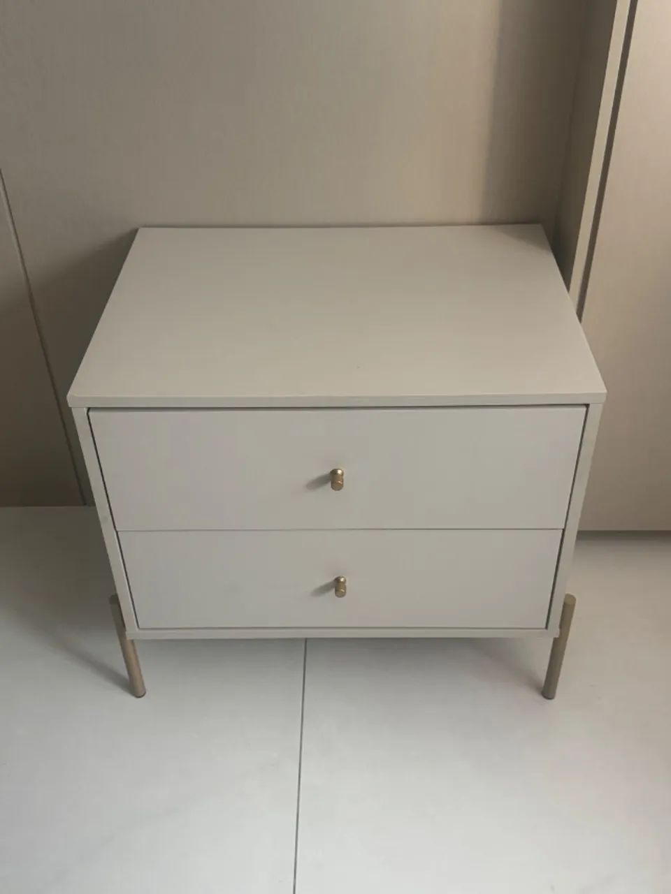 Mesa de cabeceira gaveteiro fendi