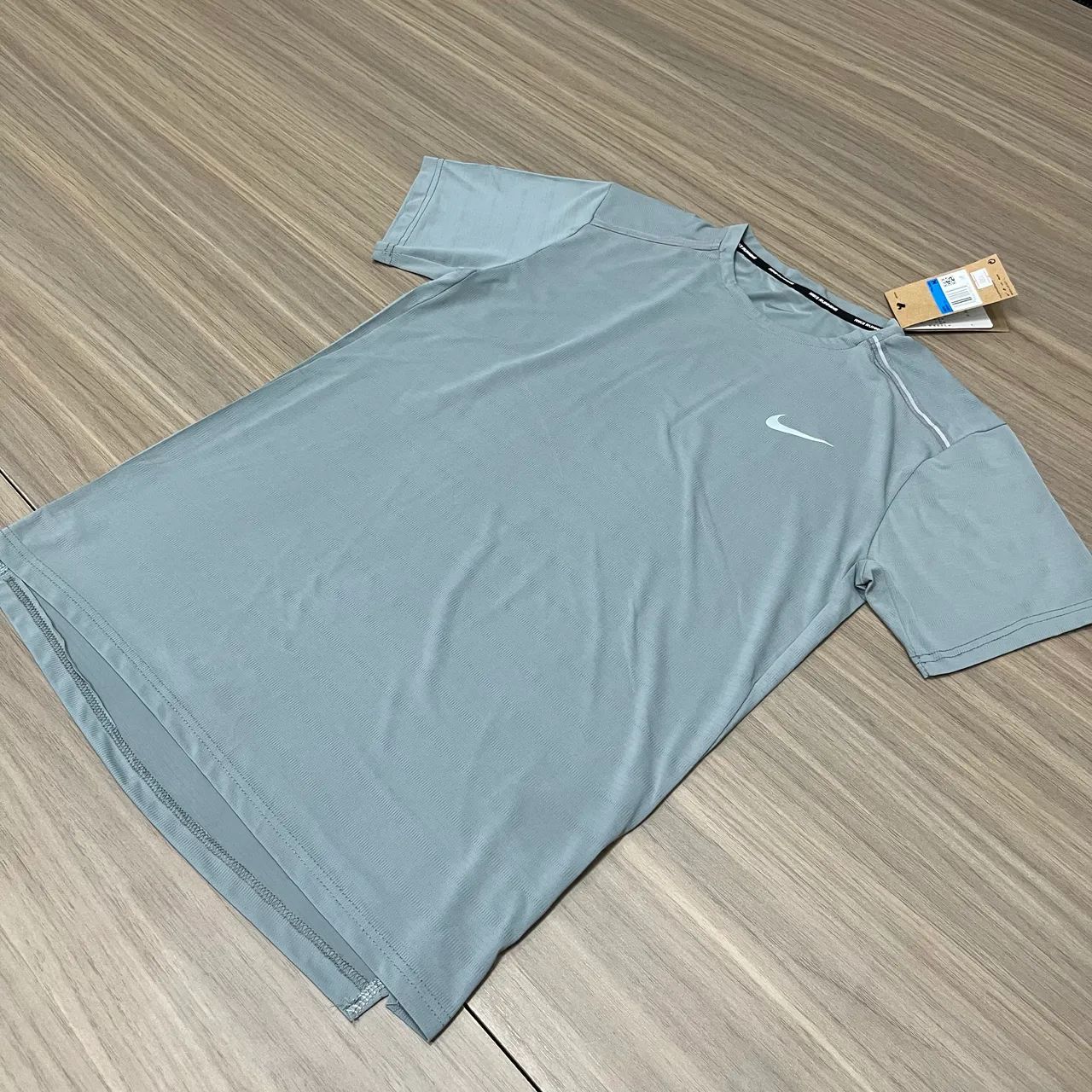 DUAS CAMISAS NIKE RUNNIG NOVAS